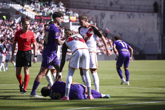Rayo Vallecano vs. Espanyol, La Liga EA Sports 2026, October 24, 2026, Vallecas Stadium, Madrid, Spain Fernando Nino of Elche challenges Florian Lejeune during a La Liga EA Sports match between Rayo Vallecano and Elche CF at Vallecas Stadium on October 24, 2026, in Madrid, Spain Madrid Vallecas Stadium Madrid Spain Copyright: xAlejandroxMatiasxAcostax