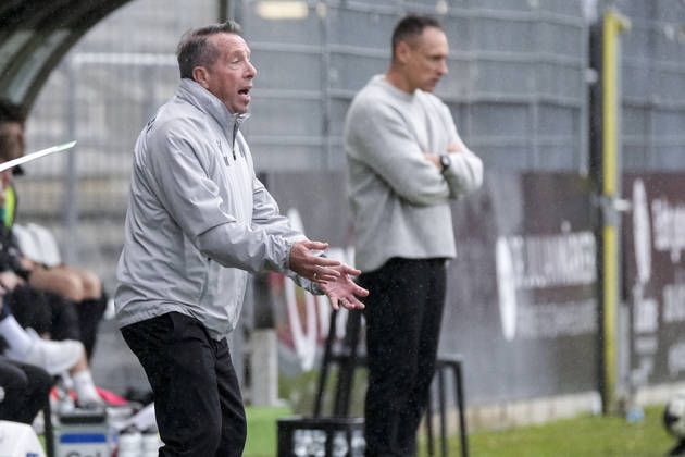Markus Kauczinski, coach and head coach of SVS, gives instructions, gesturing with his arms; single frame, single photo, action, October 24, 2026, Sandhausen, Germany, soccer, Regionalliga Südwest, SV Sandhausen vs. VfR Aalen xozx