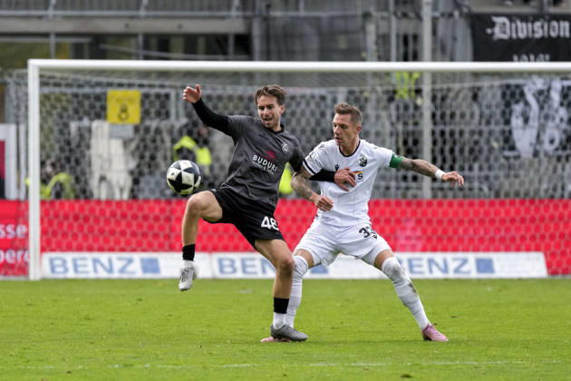From left: Gianluca Gaudino (Aalen), 46; Marco Kehl Gomez (SVS), 33, captain; tackle, game scene, duel, tackle, tackling, dynamism, action, 10 24 2026, Sandhausen, Germany, soccer, Regionalliga Southwest, SV Sandhausen vs. VfR Aalen xozx