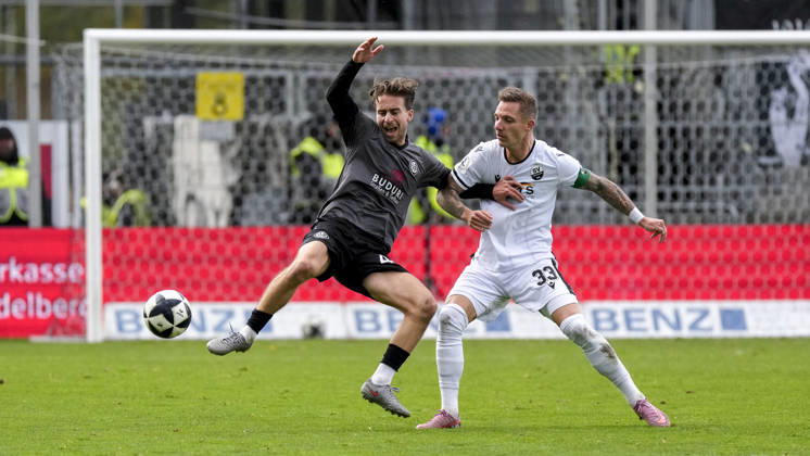 From left: Gianluca Gaudino (Aalen), 46; Marco Kehl Gomez (SVS), 33, captain; tackle, game scene, duel, tackle, tackling, dynamism, action, 10 24 2026, Sandhausen, Germany, soccer, Regionalliga Southwest, SV Sandhausen vs. VfR Aalen xozx