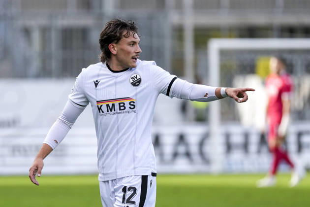 Florian Engelhardt (SVS, 12) gives instructions, gesturing with his arms; single frame, single photo, action, October 24, 2026, Sandhausen, Germany; soccer, Regionalliga Südwest, SV Sandhausen vs. VfR Aalen xozx