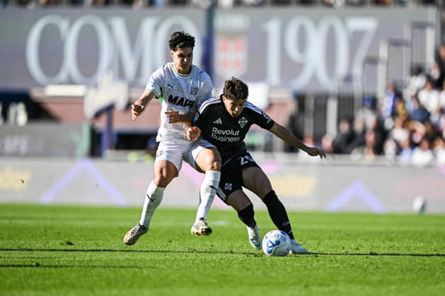 Martin Baturina of Como Calcio fights for the ball with Vasilije Adzic Sassuolo FC during the Serie A soccer match between Como Calcio and Sassuolo FC at the Giuseppe Sinigaglia stadium in Como, north Italy - October 24, 2026 - Soccer.  Copyright: xTizianoxBallabio LaPressex