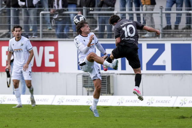 From left: Florian Engelhardt (SVS), 12, Yunus Emre Kahriman (Aalen), 10, heading the ball, header duel, game scene, aerial duel, action, October 24, 2026, Sandhausen, Germany, soccer, Regionalliga Südwest, SV Sandhausen vs. VfR Aalen xozx