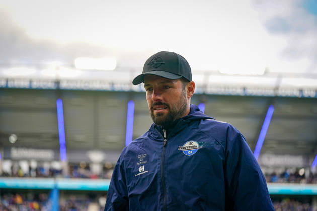 German Soccer Bundesliga 2026–2027, Matchday 7: SC Paderborn vs. Hamburger SV at Home Deluxe Arena, Paderborn; Ralf Kettemann, Paderborn Coach: Facial Expressions, Emotions Copyright: xJOERANxSTEINSIEKx