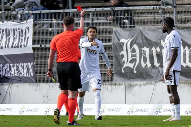 Nico Dönge s referee shows Kwabe Schulz (SVS, 2) a yellow-red card, sending him off, ejection, dismissal, second yellow card, highlight, action, play, game moment, October 24, 2026, Sandhausen, Germany, soccer, Regionalliga Southwest, SV Sandhausen vs. VfR Aalen xozx