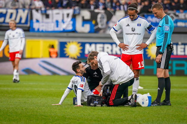 German Bundesliga 2026–2027, Matchday 7: SC Paderborn vs. Hamburger SV at Home Deluxe Arena in Paderborn; Fabio Vieira of Hamburger SV, 20, had to leave the field due to injury Copyright: xJOERANxSTEINSIEKx