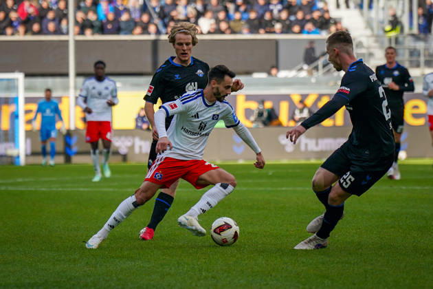 German Bundesliga 2026–2027, Matchday 7: SC Paderborn vs. Hamburger SV at Home Deluxe Arena, Paderborn. Fabio Vieira (Hamburger SV), 20 (on the ball with Mattes Hansen, Paderborn), 22 (Tjark Scheller, Paderborn), 25 Copyright: xJOERANxSTEINSIEKx