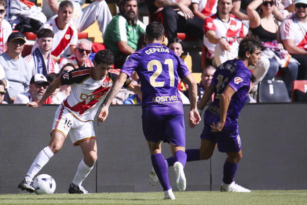 Rayo Vallecano vs. Espanyol, La Liga EA Sports 2026, October 24, 2026, Vallecas Stadium, Madrid, Spain Sergio Camello of Rayo Vallecano is defended by Gonzalo Villar and Lucas Cepeda of Elche during a La Liga EA Sports match between Rayo Vallecano and Elche CF at Vallecas Stadium on October 24, 2026, in Madrid, Spain Madrid Vallecas Stadium Madrid Spain Copyright: xAlejandroxMatiasxAcostax