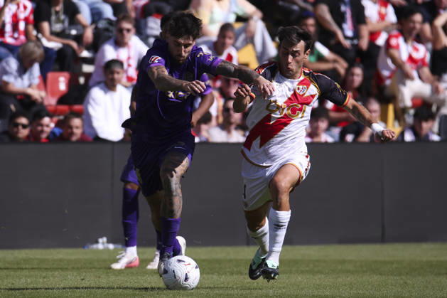 Rayo Vallecano vs. Espanyol, La Liga EA Sports 2026, October 24, 2026, Vallecas Stadium, Madrid, Spain Fernando Nino of Elche is defended by Unai Lopez during a La Liga EA Sports match between Rayo Vallecano and Elche CF at Vallecas Stadium on October 24, 2026, in Madrid, Spain Madrid Vallecas Stadium Madrid Spain Copyright: xAlejandroxMatiasxAcostax