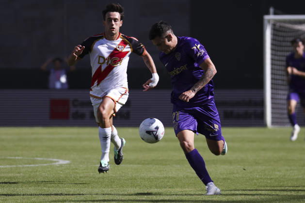 Rayo Vallecano vs. Espanyol, La Liga EA Sports 2026, October 24, 2026, Vallecas Stadium, Madrid, Spain Lucas Cepeda of Elche races for the ball against Pedro Diaz during a La Liga EA Sports match between Rayo Vallecano and Elche CF at Vallecas Stadium on October 24, 2026, in Madrid, Spain Madrid Vallecas Stadium Madrid Spain Copyright: xAlejandroxMatiasxAcostax