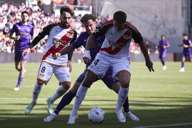 Rayo Vallecano vs. Espanyol, La Liga EA Sports 2026, October 24, 2026, Vallecas Stadium, Madrid, Spain Florian Lejeune is defended by Erman Valera of Elche during a La Liga EA Sports match between Rayo Vallecano and Elche CF at Vallecas Stadium on October 24, 2026, in Madrid, Spain Madrid Vallecas Stadium Madrid Spain Copyright: xAlejandroxMatiasxAcostax