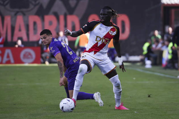 Rayo Vallecano vs. Espanyol, La Liga EA Sports 2026, October 24, 2026, Vallecas Stadium, Madrid, Spain Path Ciss is defended by Lucas Cepeda of Elche during a La Liga EA Sports match between Rayo Vallecano and Elche CF at Vallecas Stadium on October 24, 2026, in Madrid, Spain Madrid Vallecas Stadium Madrid Spain Copyright: xAlejandroxMatiasxAcostax