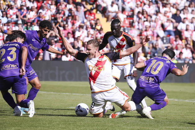 Rayo Vallecano vs. Espanyol, La Liga EA Sports 2026, October 24, 2026, Vallecas Stadium, Madrid, Spain Alemao claims a foul during the La Liga EA Sports match between Rayo Vallecano and Elche CF at Vallecas Stadium on October 24, 2026, in Madrid, Spain Madrid Vallecas Stadium Madrid Spain Copyright: xAlejandroxMatiasxAcostax