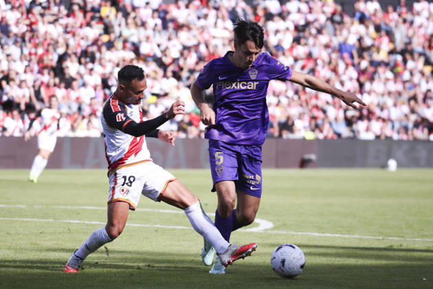 Rayo Vallecano vs. Espanyol, La Liga EA Sports 2026, October 24, 2026, Vallecas Stadium, Madrid, Spain Fernando Redondo is defended by Alvaro Garcia during a La Liga EA Sports match between Rayo Vallecano and Elche CF at Vallecas Stadium on October 24, 2026, in Madrid, Spain Madrid Vallecas Stadium Madrid Spain Copyright: xAlejandroxMatiasxAcostax