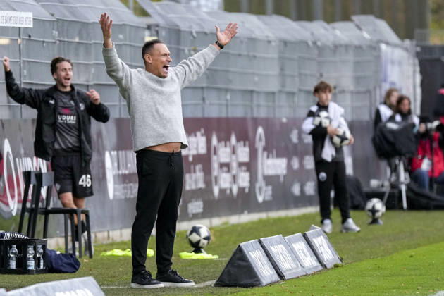 Beniamino Molinari, coach and head coach of Aalen, gives instructions, gestures, gesturing with his arms, headshot, full-body shot, single frame, single photo, action, 24 10 2026, Sandhausen, Germany, soccer, Regionalliga Südwest, SV Sandhausen vs. VfR Aalen xozx