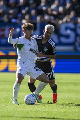 Como 1907 v US Sassuolo - Serie A Benja Dominguez of US Sassuolo competes for the ball with Yan Couto of Como 1907 during the Serie A football match between Como 1907 and US Sassuolo. Como Italy Copyright: xNicolòxCampox