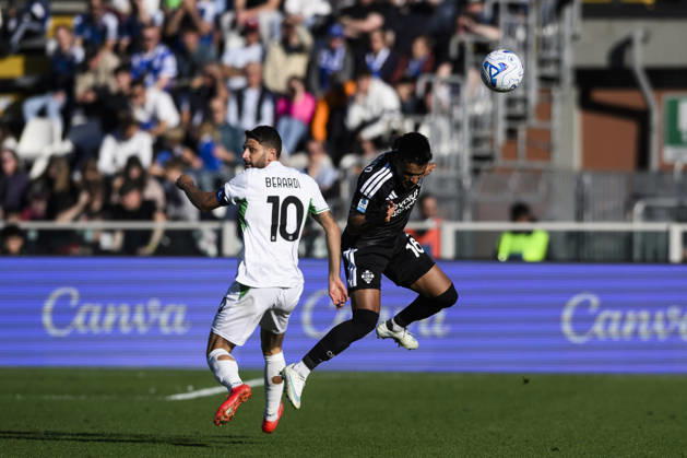Como 1907 v US Sassuolo - Serie A Kaiki Bruno of Como 1907 competes for a header with Domenico Berardi of US Sassuolo during the Serie A football match between Como 1907 and US Sassuolo. Como Italy Copyright: xNicolòxCampox