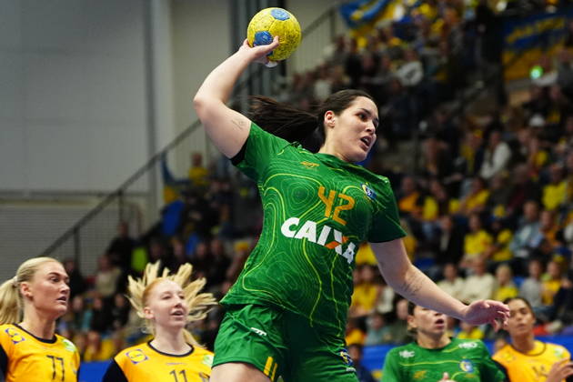 JÖNKÖPING, SWEDEN 20261024 Brazil s Jhennifer Lopes scores a goal during Saturday s women s handball international match between Sweden and Brazil at Idrottshuset in JÖNKÖPING, SWEDEN x9200x  Copyright: xBjörnxLarssonxRosvall TTx HANDBOLL DAMER SVERIGE - BRASILIEN
