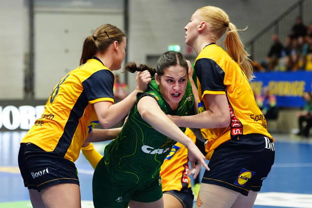 JÖNKÖPING, SWEDEN 20261024 Sweden’s Elin Hansson and Tyras Axnär stop Brazil’s Kelly Rosa during Saturday’s women’s international handball match between Sweden and Brazil at Idrottshuset in JÖNKÖPING, SWEDEN x9200x  Copyright: xBjörnxLarssonxRosvall TTx HANDBOLL DAMER SVERIGE - BRASILIEN