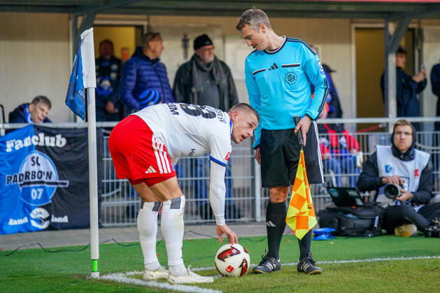 German Bundesliga 2026–2027, Matchday 7: SC Paderborn vs. Hamburger SV, Home, Deluxe Arena, Paderborn, Miro Muheim, Hamburger SV, 28th corner flag, corner kick Copyright: xJOERANxSTEINSIEKx