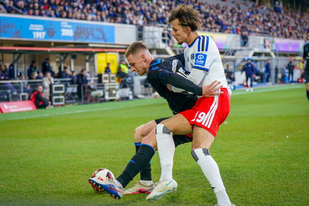 Germany Soccer Bundesliga 2026–2027, Matchday 7: SC Paderborn vs. Hamburger SV at Home Deluxe Arena in Paderborn; Santiago Castaneda (Paderborn) and Otto Stange (Hamburger SV), 19, in a tackle Copyright: xJOERANxSTEINSIEKx