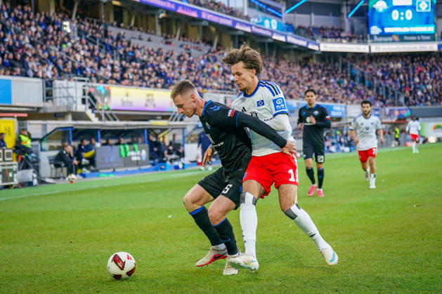 Germany Soccer Bundesliga 2026–2027, Matchday 7: SC Paderborn vs. Hamburger SV at Home Deluxe Arena in Paderborn; Santiago Castaneda (Paderborn) and Otto Stange (Hamburger SV), 19, in a tackle Copyright: xJOERANxSTEINSIEKx