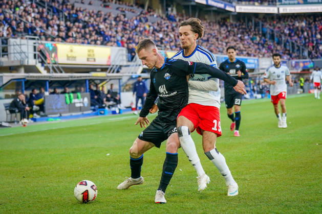 German Soccer Bundesliga 2026–2027, Matchday 7: SC Paderborn vs. Hamburger SV at Home Deluxe Arena, Paderborn. Santiago Castaneda (Paderborn) and Otto Stange (Hamburger SV) in a tackle, 19. Copyright: xJOERANxSTEINSIEKx