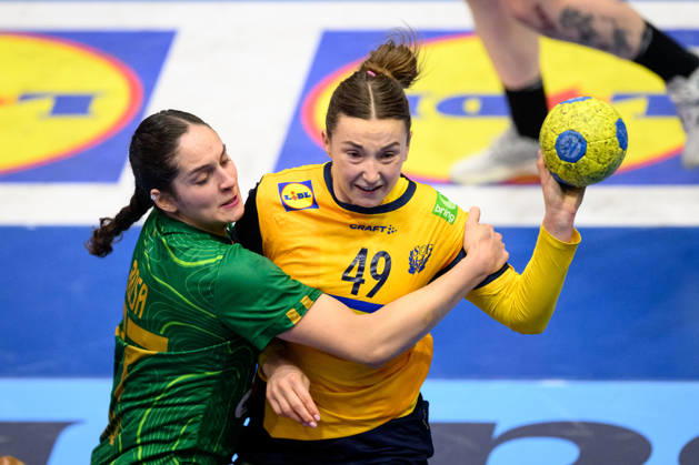 Handball, International Friendly, Sweden vs. Brazil, October 24, 2024: Kelly Rosa of Brazil and Olivia Löfqvist of Sweden during the international friendly handball match between Sweden and Brazil on October 24, 2026 in Jönköping. Photo by Carl Sandin, BILDBYRÅN, code CS CS0996: handball, Swedish national handball team, Sweden, Brazil, women s handball Copyright: CARLxSANDIN BB261024CS034