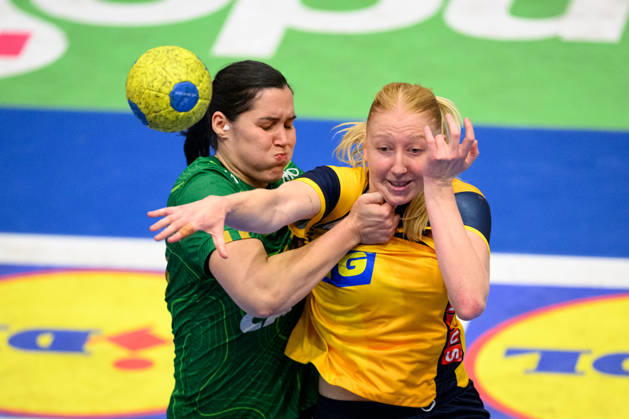Handball, International Friendly, Sweden vs. Brazil, October 24, 2024: Marcela Arouinian of Brazil and Tyra Axnér of Sweden during the international friendly handball match between Sweden and Brazil on October 24, 2026 in Jönköping. Photo by Carl Sandin, BILDBYRÅN, code CS CS0996: handball, Swedish national handball team, Sweden, Brazil, women s handball Copyright: CARLxSANDIN BB261024CS035