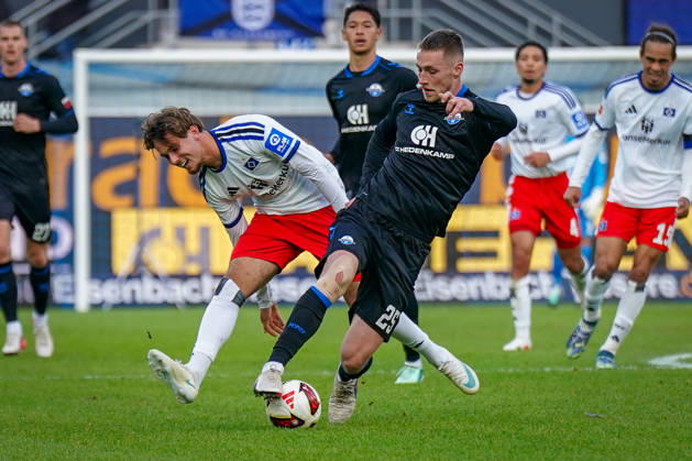German Soccer Bundesliga 2026–2027, Matchday 7: SC Paderborn vs. Hamburger SV at Home Deluxe Arena, Paderborn. Tjark Scheller (Paderborn) and Otto Stange (Hamburger SV), No. 19, in a tackle. Copyright: xJOERANxSTEINSIEKx