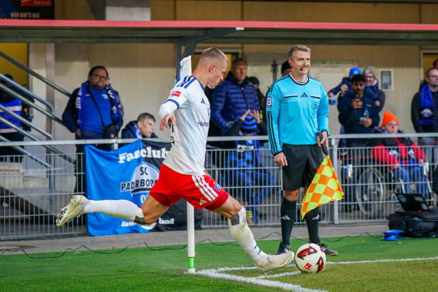 German Bundesliga 2026–2027, Matchday 7: SC Paderborn vs. Hamburger SV at Home Deluxe Arena, Paderborn; Miro Muheim (Hamburger SV), 28th corner kick Copyright: xJOERANxSTEINSIEKx
