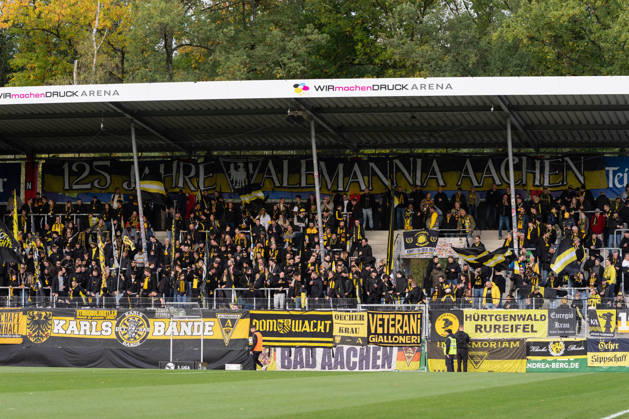 October 24, 2026, xjyhynx, Soccer 3rd Division, VfB Stuttgart U23 vs. Alemannia Aachen, from left: Alemannia Aachen fans in Großaspach