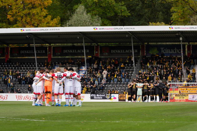 October 24, 2026, xjyhynx, Soccer 3rd Division, VfB Stuttgart U23 vs. Alemannia Aachen, from left: the players from both teams gathered in a circle before kickoff in Großaspach