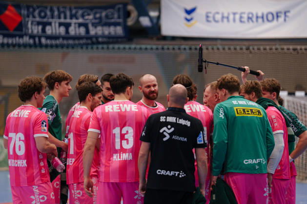 German Handball Bundesliga, Matchday 9: Dessau Roßlauer HV 06 vs. SC DHfK Leipzig. Timeout called by SC DHfK Leipzig on the sideline on October 24, 2026, at the Anhalt Arena in Dessau Roßlau, Saxony-Anhalt. Dessau Roßlau, Anhalt Arena, Saxony-Anhalt, Germany