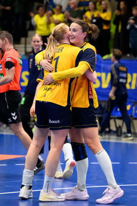 Handball, International Friendly, Sweden vs. Brazil, October 24, 2024: Tyra Axnér and Olivia Löfqvist of Sweden celebrate after the international friendly handball match between Sweden and Brazil on October 24, 2026 in Jönköping. Photo by Carl Sandin, BILDBYRÅN, code CS CS0996: handball, Swedish national handball team, Sweden, Brazil, women s handball, celebration Copyright: CARLxSANDIN BB261024CS044