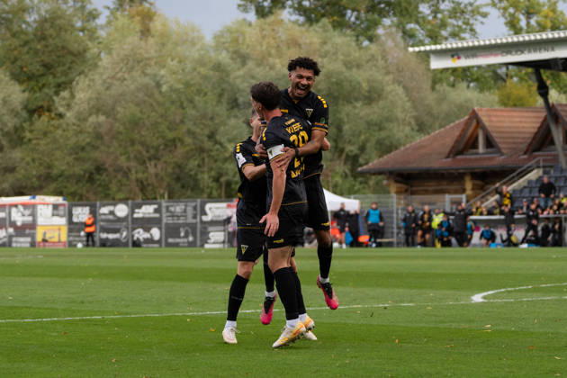 October 24, 2026, xjyhynx, Soccer 3rd Division, VfB Stuttgart U23 vs. Alemannia Aachen, from left: Alemannia Aachen celebrates after Danilo Wiebe s 1-0 goal in the 28th minute, Alemannia Aachen vs. Großaspach