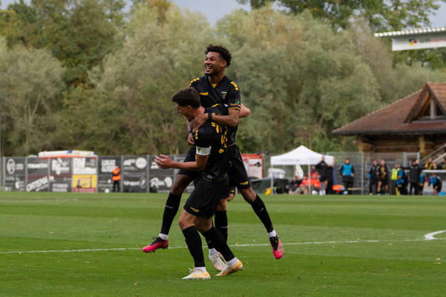 October 24, 2026, xjyhynx, Soccer 3rd Division, VfB Stuttgart U23 vs. Alemannia Aachen, from left: Alemannia Aachen celebrates after Danilo Wiebe s 1-0 goal in the 28th minute, Alemannia Aachen vs. Großaspach