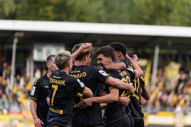 October 24, 2026, xjyhynx, Soccer 3rd Division, VfB Stuttgart U23 vs. Alemannia Aachen, from left: Alemannia Aachen celebrates after Danilo Wiebe s 1-0 goal in the 28th minute, Alemannia Aachen vs. Großaspach