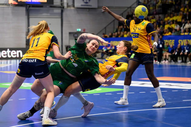 Handball, International Friendly, Sweden vs. Brazil, October 24, 2024: Marcela Arouinian of Brazil and Olivia Löfqvist of Sweden during the international friendly handball match between Sweden and Brazil on October 24, 2026 in Jönköping. Photo by Carl Sandin, BILDBYRÅN, code CS CS0996. handball, Swedish national handball team, Sweden, Brazil, women s handball Copyright: CARLxSANDIN BB261024CS049