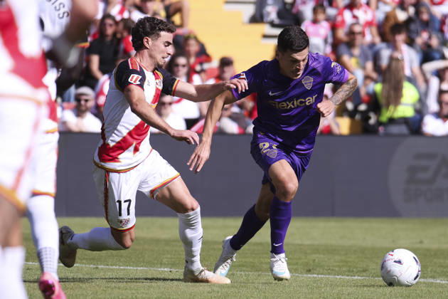 Rayo Vallecano vs. Espanyol, La Liga EA Sports 2026, October 24, 2026, Vallecas Stadium, Madrid, Spain Lucas Cepeda of Elche is defended by Adria Pedrosa during a La Liga EA Sports match between Rayo Vallecano and Elche CF at Vallecas Stadium on October 24, 2026, in Madrid, Spain Madrid Vallecas Stadium Madrid Spain Copyright: xAlejandroxMatiasxAcostax