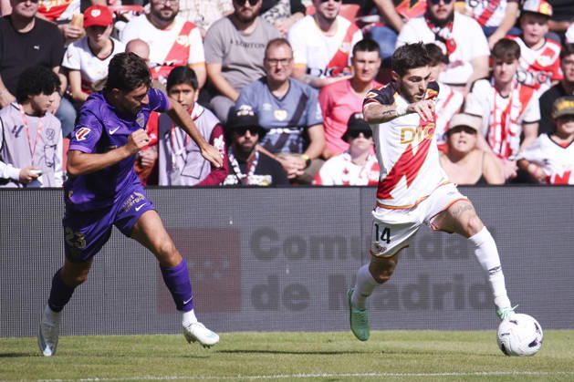 Rayo Vallecano vs. Espanyol, La Liga EA Sports 2026, October 27, 2026, Vallecas Stadium, Madrid, Spain Heorhii Tsitaishvili of Rayo Vallecano races for the ball with Federico Redondo of Elche during a La Liga EA Sports match between Rayo Vallecano and Elche CF at Vallecas Stadium on October 24, 2026, in Madrid, Spain Madrid Vallecas Stadium Madrid Spain Copyright: xAlejandroxMatiasxAcostax