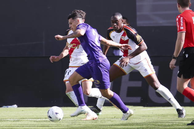 Rayo Vallecano vs. Espanyol, La Liga EA Sports 2026, October 24, 2026, Vallecas Stadium, Madrid, Spain Lucas Cepeda of Elche is defended by Mujaid Sadick during a La Liga EA Sports match between Rayo Vallecano and Elche CF at Vallecas Stadium on October 24, 2026, in Madrid, Spain Madrid Vallecas Stadium Madrid Spain Copyright: xAlejandroxMatiasxAcostax
