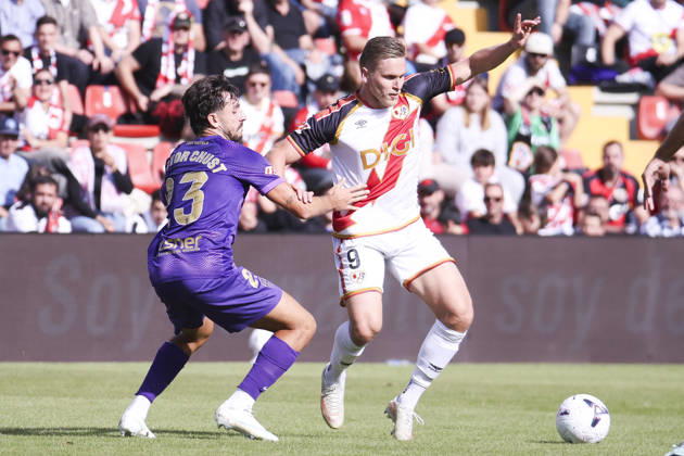 Rayo Vallecano vs. Espanyol, La Liga EA Sports 2026, October 24, 2026, Vallecas Stadium, Madrid, Spain Alemao is defended by Víctor Chust of Elche during a La Liga EA Sports match between Rayo Vallecano and Elche CF at Vallecas Stadium on October 24, 2026, in Madrid, Spain Madrid Vallecas Stadium Madrid Spain Copyright: xAlejandroxMatiasxAcostax