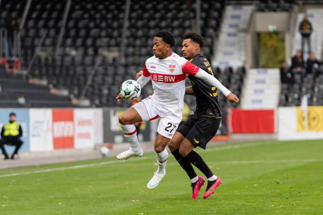 October 24, 2026, xjyhynx, Soccer 3rd Division, VfB Stuttgart U23 vs. Alemannia Aachen, from left: Jarzinho Malanga 27, VfB Stuttgart II in a tackle with Joel da Silva Kiala 37, Alemannia Aachen Großaspach