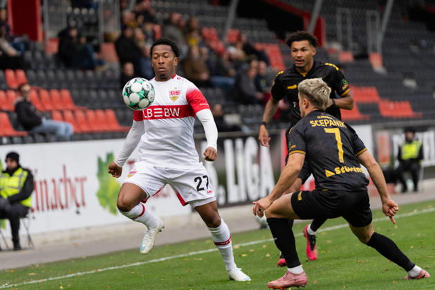 October 24, 2026, xjyhynx, Soccer 3rd Division, VfB Stuttgart U23 vs. Alemannia Aachen, from left: Jarzinho Malanga 27, VfB Stuttgart II in a tackle with Joel da Silva Kiala 37, Alemannia Aachen and Lukas Scepanik 7, Alemannia Aachen vs. Großaspach