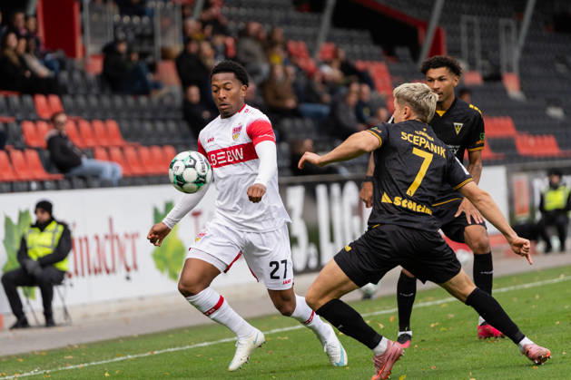 October 24, 2026, xjyhynx, Soccer 3rd Division, VfB Stuttgart U23 vs. Alemannia Aachen, from left: Jarzinho Malanga 27, VfB Stuttgart II in a tackle with Joel da Silva Kiala 37, Alemannia Aachen and Lukas Scepanik 7, Alemannia Aachen vs. Großaspach