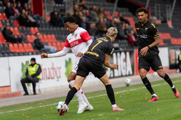 October 24, 2026, xjyhynx, Soccer 3rd Division, VfB Stuttgart U23 vs. Alemannia Aachen, from left: Jarzinho Malanga 27, VfB Stuttgart II in a tackle with Lukas Scepanik 7, Alemannia Aachen and Joel da Silva Kiala 37, Alemannia Aachen vs. Großaspach