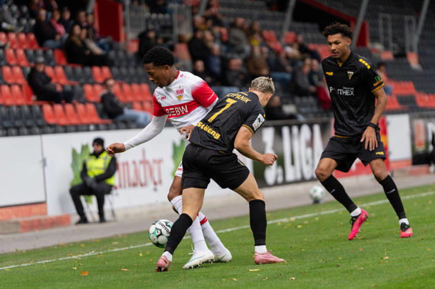 October 24, 2026, xjyhynx, Soccer 3rd Division, VfB Stuttgart U23 vs. Alemannia Aachen, from left: Jarzinho Malanga 27, VfB Stuttgart II in a tackle with Lukas Scepanik 7, Alemannia Aachen and Joel da Silva Kiala 37, Alemannia Aachen vs. Großaspach