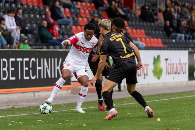 October 24, 2026, xjyhynx, Soccer 3rd Division, VfB Stuttgart U23 vs. Alemannia Aachen, from left: Jarzinho Malanga 27, VfB Stuttgart II in a tackle with Lukas Scepanik 7, Alemannia Aachen and Joel da Silva Kiala 37, Alemannia Aachen vs. Großaspach