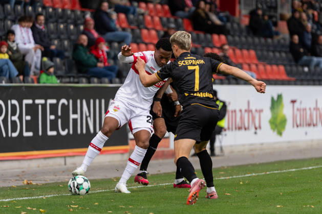 October 24, 2026, xjyhynx, Soccer 3rd Division, VfB Stuttgart U23 vs. Alemannia Aachen, from left: Jarzinho Malanga 27, VfB Stuttgart II in a tackle with Lukas Scepanik 7, Alemannia Aachen and Joel da Silva Kiala 37, Alemannia Aachen vs. Großaspach